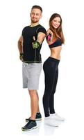 deporte hombre y mujer después aptitud ejercicio con un dedo arriba en el blanco foto