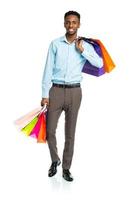 contento africano americano hombre participación compras pantalones en blanco antecedentes foto