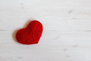 rojo corazón conformado de coser hilo para san valentin día foto