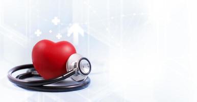 estetoscopio conceptual y corazón rojo con seguro de salud, estetoscopio médico y control cardíaco rojo, atención médica cardíaca, instrumento para controlar el corazón en el fondo blanco representa ejercicio, aislado foto