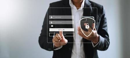 concepto de seguridad cibernética, inicio de sesión, usuario, seguridad y encriptación de la información de identificación, acceso seguro a la información personal del usuario mujer que usa un teléfono inteligente y una tableta en la oficina foto