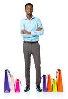 contento africano americano hombre con compras pantalones en blanco antecedentes foto