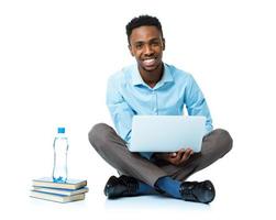 contento africano americano Universidad estudiante sentado con ordenador portátil en blanco foto