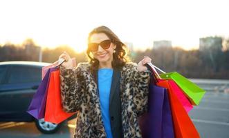 mujer participación su compras pantalones en su mano foto