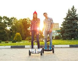 joven Pareja montando hoverboard - eléctrico scooter, personal eco transporte, giroscopio scooter, inteligente equilibrar rueda foto