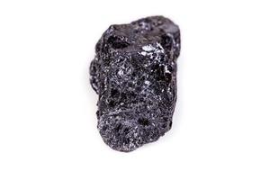 macro mineral Roca Alazán - negro turmalina en blanco antecedentes