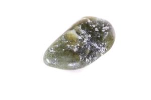 jaspe de piedra mineral macro sobre un fondo blanco foto