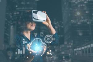 mujer de negocios vistiendo vr lentes y accediendo el nube informática tecnología Internet almacenamiento red concepto y un grande base de datos grande datos mediante Internet tecnología. metaverso tecnología idea. foto