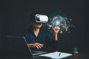 mujer de negocios vistiendo vr lentes y accediendo el nube informática tecnología Internet almacenamiento red concepto y un grande base de datos grande datos mediante Internet tecnología. metaverso tecnología idea. foto