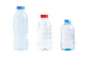 botella de agua de plástico con arrugado vacío usado aislado sobre fondo blanco, reutilización, reciclaje, contaminación, medio ambiente, ecología, concepto de residuos. foto