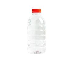 botella de agua de plástico aislada sobre fondo blanco, mineral, concepto saludable. foto