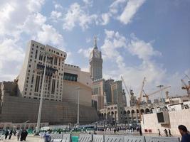 la meca, saudi arabia, marzo 2023 - un hermosa tiempo de día ver de el la meca reloj torre en frente de el grandioso mezquita en la meca, saudi arabia foto