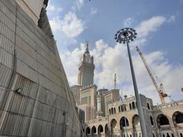 la meca, saudi arabia, marzo 2023 - un hermosa tiempo de día ver de el la meca reloj torre en frente de el grandioso mezquita en la meca, saudi arabia foto