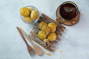 selectivo atención en crujiente seco bakpia meriendas por lo general servido con caliente té adecuado para comiendo cuando rotura el rápido en el mes de Ramadán. suave atención foto