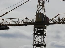 metal grua torre para el construcción de de muchos pisos edificios foto