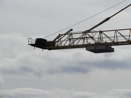 metal grua torre para el construcción de de muchos pisos edificios foto