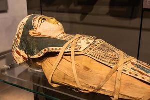 egipcio museo, momia de un bebé con un máscara - 2do siglo antes de Cristo foto