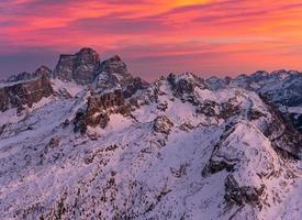 espectacular puntos de vista de el montaña picos de el dolomitas Alpes en Italia foto