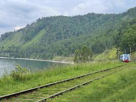 ferrocarril a lo largo el lago Baikal, Rusia foto