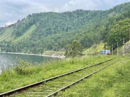 ferrocarril a lo largo el lago Baikal, Rusia foto