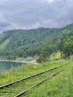 ferrocarril a lo largo el lago Baikal, Rusia foto
