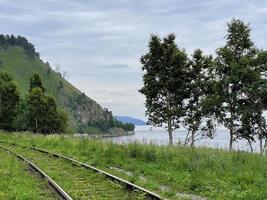 ferrocarril a lo largo el lago Baikal, Rusia foto