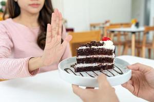 belleza cuerpo femenino delgado confundir pastel de chocolate. mujer en restaurante logra el objetivo de pérdida de peso para una vida saludable, loca por la delgadez, cintura delgada, nutricionista. dieta, forma del cuerpo. foto