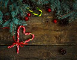 Navidad frontera con abeto árbol sucursales, conos, Navidad decoraciones y caramelo caña foto