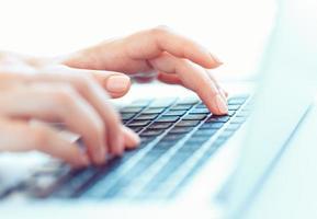 manos femeninas o trabajadora de oficina escribiendo en el teclado foto