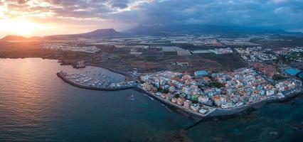 ver desde el altura de el ciudad en el atlántico costa. tenerife, canario islas, España foto