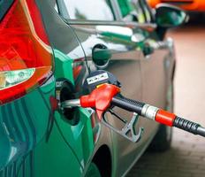 coche repostaje en un gasolina estación foto