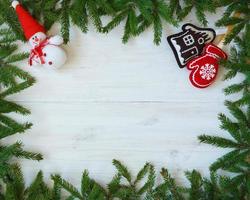 Navidad árbol ramas Navidad decoraciones en blanco de madera textura Listo para tu diseño foto