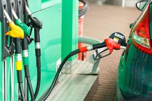 coche repostaje en un gasolina estación foto