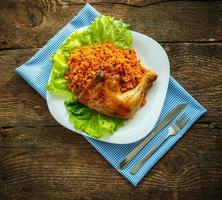 delicioso platos desde pollo muslo con arroz y ensalada hojas foto