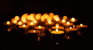 iluminado velas en negro antecedentes foto