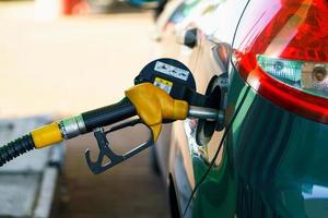 coche repostaje en un gasolina estación foto