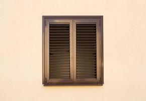 detalle de un ventana con persianas cerrado foto