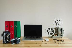 negocio lugar de trabajo con ordenador portátil y retro objetos en de madera mesa foto