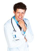 retrato de un sonriente masculino médico en blanco antecedentes foto