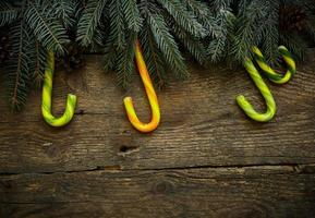 Navidad frontera con abeto árbol sucursales, pino conos y caramelo caña foto