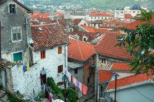 pájaro ojo ver de edificios en kotor antiguo ciudad, montenegro foto