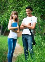 dos estudiantes estudiando en parque foto