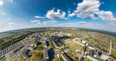 abstrakt cirkulär krökning av yta av jord och vridning av himmel in i blå sfär inuti urban infrastruktur video