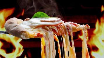 pizza cotta nel forno a legna video