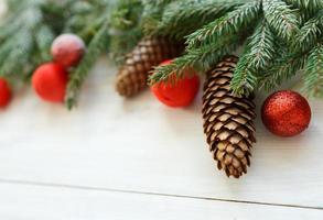 Navidad árbol ramas con conos, Navidad decoraciones en blanco de madera textura Listo para tu diseño foto