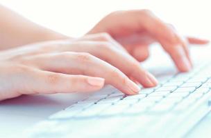 manos femeninas o trabajadora de oficina escribiendo en el teclado foto