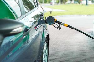 coche repostaje en un gasolina estación foto