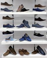 antecedentes con Zapatos en estantería de tienda foto