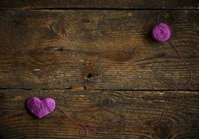 púrpura corazón conformado de coser hilo para san valentin día foto