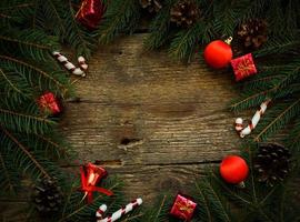 Navidad árbol ramas con Navidad decoraciones en de madera textura foto